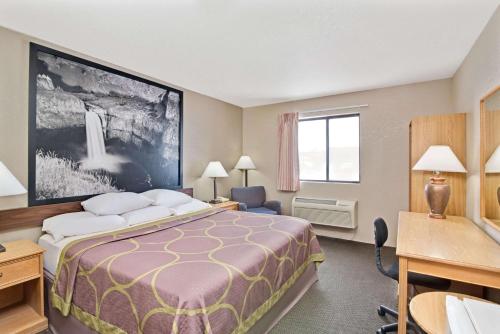 艾尔韦高地斯波坎/西速8酒店的配有一张床和一张书桌的酒店客房