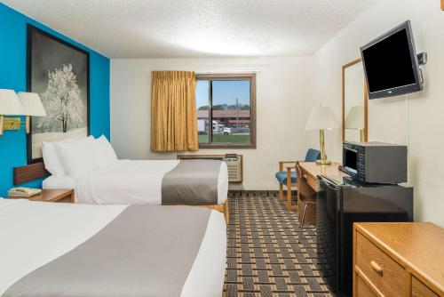 林垦林肯西速8酒店的酒店客房设有两张床和一台平面电视。