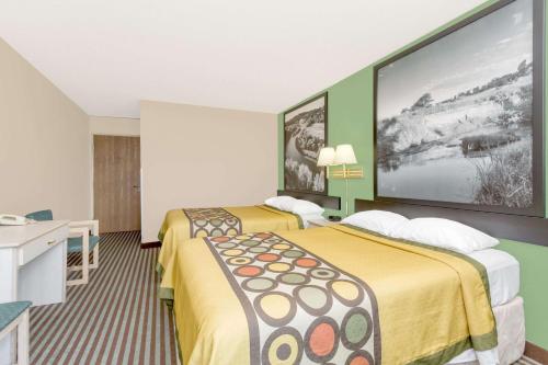 列克星敦列克星敦速8汽车旅馆的酒店客房设有两张床和大屏幕