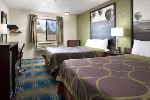 瓦拉瓦拉沃拉沃拉速8酒店的酒店客房设有两张床和窗户。