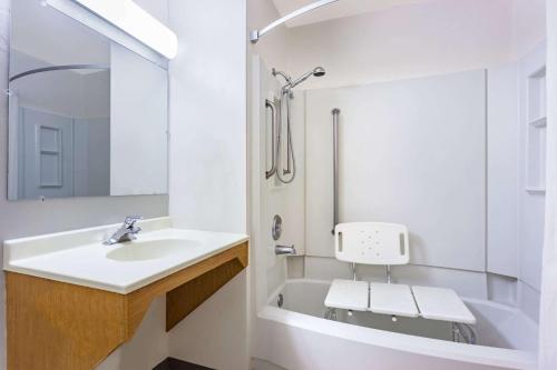 Union Gap尤宁加普亚基马区速8酒店的浴室配有盥洗盆和浴缸。