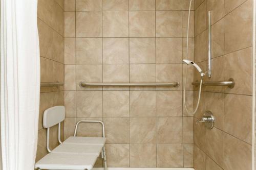 格林里弗Super 8 by Wyndham Green River的带淋浴的浴室和长凳