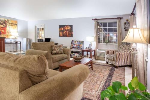 西门罗Super 8 by Wyndham West Monroe的客厅配有两张沙发和一张桌子