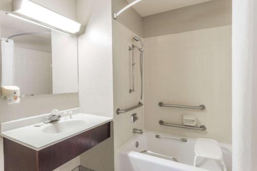 圣查尔斯圣查尔斯速8酒店的一间带水槽、卫生间和镜子的浴室