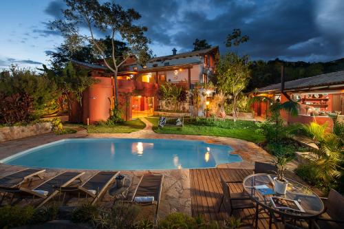 戈亚斯州上帕莱索玛雅旅馆的庭院中带游泳池的房子