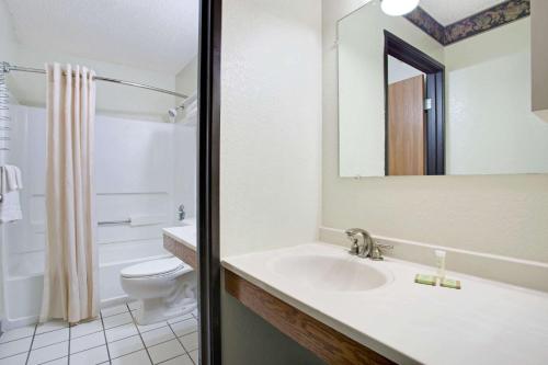 克利尔沃特坦帕圣彼得-清水湾国际机场速8酒店的一间带水槽、卫生间和镜子的浴室