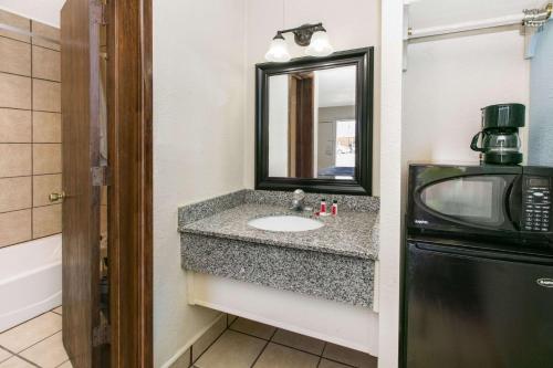 拉伯克拉伯克文娱中心北速8酒店的一间带水槽和微波炉的浴室