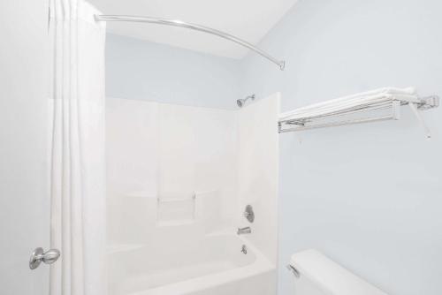 范霍恩范霍恩速8酒店的带淋浴和盥洗盆的白色浴室