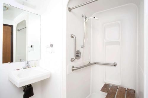奥格登奥格登速8酒店的白色的浴室设有水槽和淋浴。