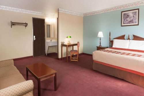 伍德斯托克速8酒店客房内的一张或多张床位