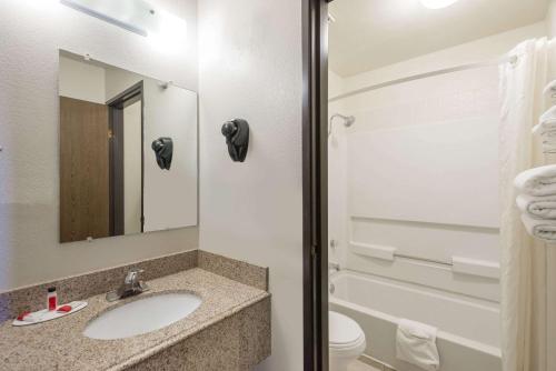 图克姆卡里Super 8 by Wyndham Tucumcari的一间带水槽、卫生间和镜子的浴室