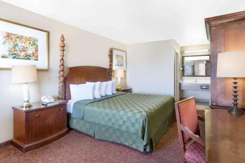 东金曼戴斯酒店客房内的一张或多张床位