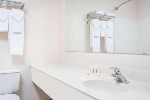 SheldonSuper 8 by Wyndham Sheldon的白色的浴室设有水槽和镜子