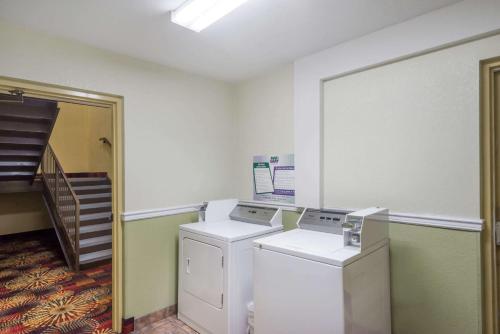 丹德里奇丹德里奇速8酒店 的洗衣房设有2台洗衣机和楼梯