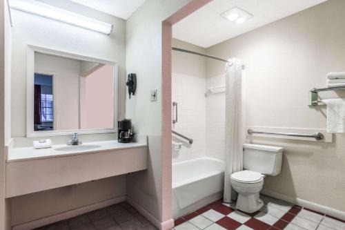 新奥尔良速8新奥尔良酒店的浴室配有盥洗盆、卫生间和浴缸。