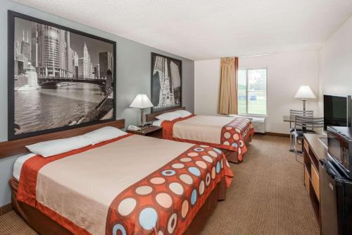 PekinSuper 8 by Wyndham Pekin/Peoria Area的酒店客房设有两张床和一台平面电视。