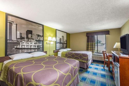 萨尔弗苏福尔查尔斯湖地区速8汽车旅馆的酒店客房设有两张床和一台平面电视。