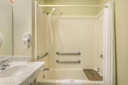 萨尔弗苏福尔查尔斯湖地区速8汽车旅馆的带浴缸、水槽和淋浴的浴室