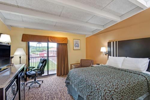 华盛顿戴斯华盛顿酒店的酒店客房设有一张床和一个阳台。