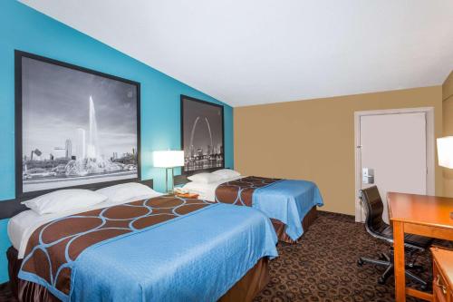 贝尔维尔贝尔维尔速8酒店的酒店客房配有两张床和一张书桌
