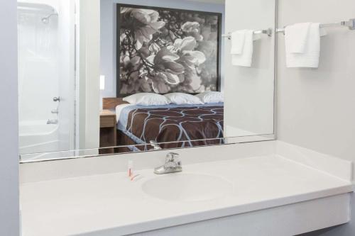 瓦尔多斯塔Super 8 by Wyndham Valdosta GA I-75的一间带水槽和镜子的浴室