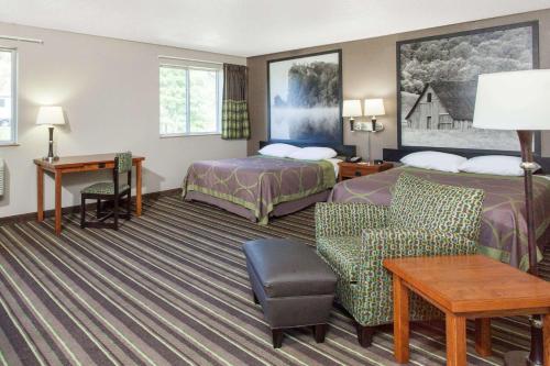 Pounding Mill里奇兰兹/克莱浦山地区速8酒店的酒店客房配有两张床和一张书桌