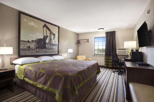 阿德莫尔速8阿德莫汽车旅馆的配有一张床和一张书桌的酒店客房