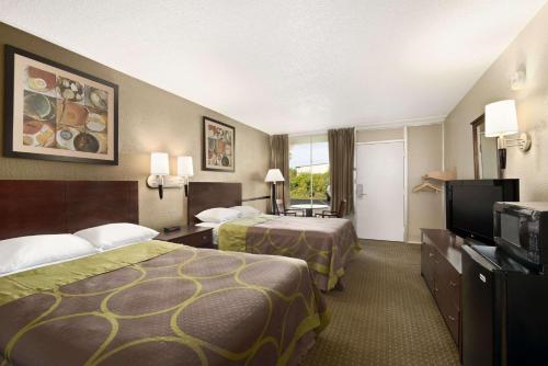 奥蒙德海滩奥蒙德海滩 - 速8酒店的酒店客房设有两张床和一台平面电视。