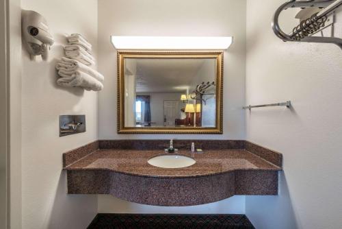 Eastland伊斯特兰速8酒店的一间带水槽和镜子的浴室