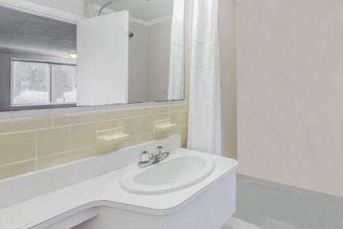 西雅茅斯西茅斯海恩尼斯/科德角速8汽车旅馆的白色的浴室设有水槽和镜子