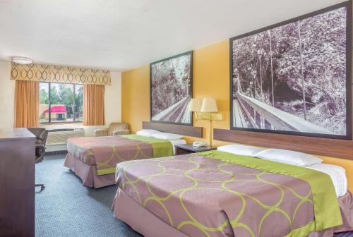 梅萨Super 8 by Wyndham Mesa Gilbert的酒店客房设有两张床和窗户。