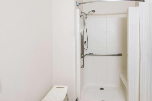 RichfieldSuper 8 by Wyndham Richfield Cleveland的白色的浴室设有卫生间和淋浴。