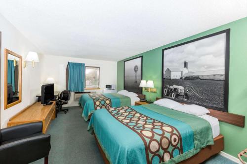 West PointWest Point Inn & Suites的酒店客房设有两张床和一台平面电视。