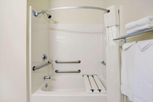 伯克利圣路易斯旅游旅馆的带淋浴和浴缸的白色浴室