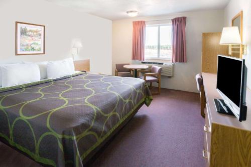雷德蒙德雷德蒙速8酒店的配有一张床和一台平面电视的酒店客房