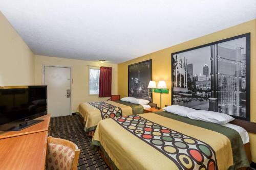 印第安纳波利斯Super 8 by Wyndham Indianapolis-Southport Rd的酒店客房设有两张床和一台平面电视。