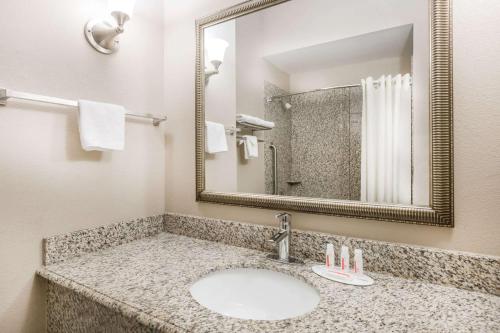 纳科多奇斯纳科多奇斯速8汽车旅馆的一间带水槽和镜子的浴室