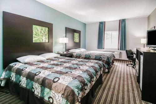 布伦纳姆布伦罕速8酒店的酒店客房设有两张床和电视。
