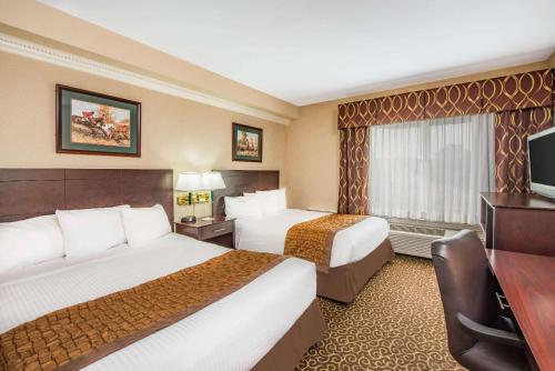 埃尔帕索埃尔帕索温德姆霍桑套房酒店的酒店客房设有两张床和电视。