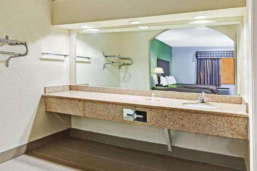 休斯敦霍比机场南速8酒店的一间浴室