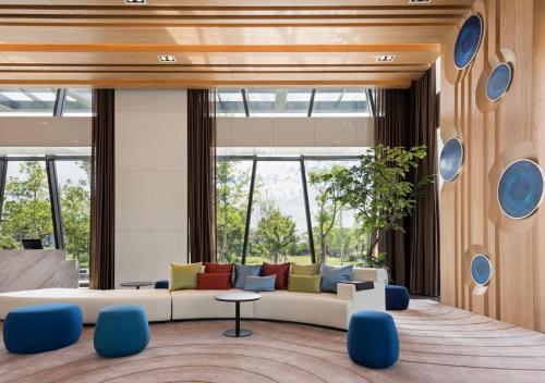 宜兰市烟波大饭店宜兰馆的客厅配有白色沙发和蓝色椅子