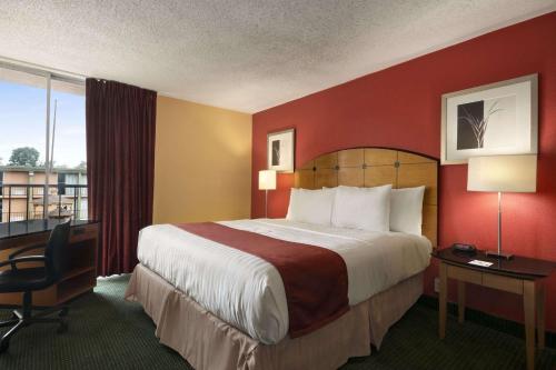 塞勒姆Baymont by Wyndham Salem Roanoke Area的酒店客房设有一张大床和一张书桌。
