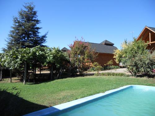 帕斯特内上尉镇L'Emiliano Cabañas-Ristorante的一座房子的院子内的游泳池