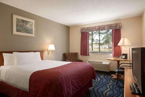 洛根洛根贝蒙特套房酒店 的酒店客房设有床和窗户。