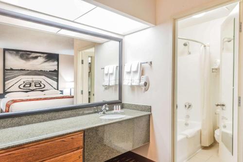 克洛维斯Super 8 by Wyndham Clovis的一间带水槽和大镜子的浴室