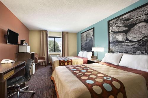 卡本代尔卡本代尔速8酒店的酒店客房配有两张床和一张书桌