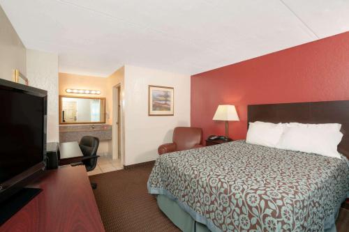 洞穴城温德姆戴斯酒店客房内的一张或多张床位