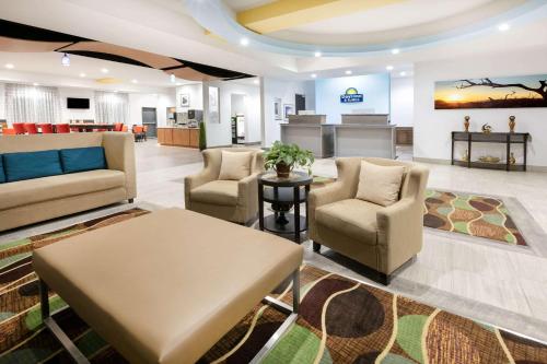 拉伯克Days Inn & Suites by Wyndham Lubbock Medical Center的大堂配有沙发、椅子和桌子