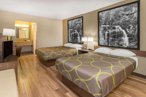 弗莱彻阿什维尔机场速8酒店的酒店客房设有两张床和一台平面电视。