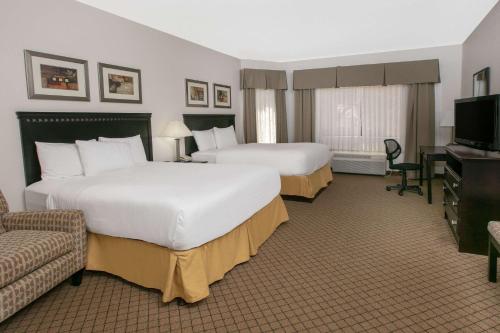 罗斯威尔Baymont by Wyndham Roswell的酒店客房设有两张床和电视。